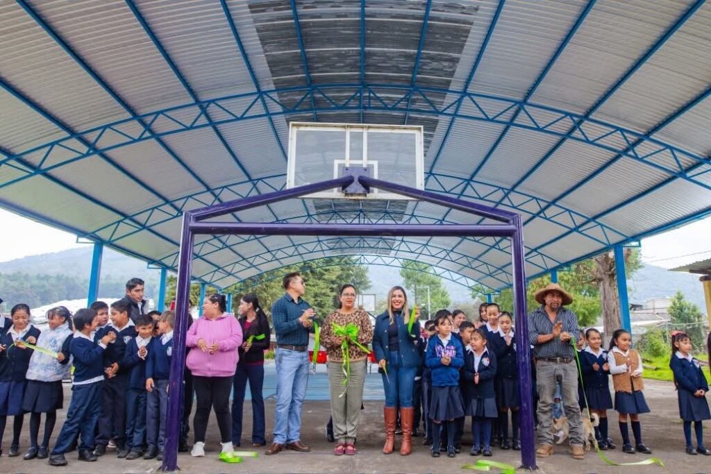 Inaugura Dayana Pérez nueva techumbre en la Primaria Benito Juárez de Iricuaro